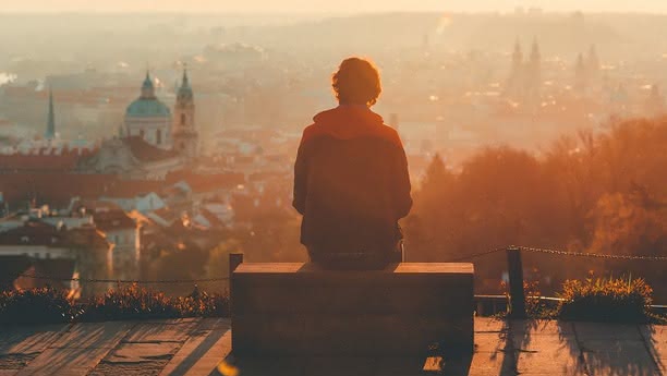 Praha panorama s mužem na lavičce