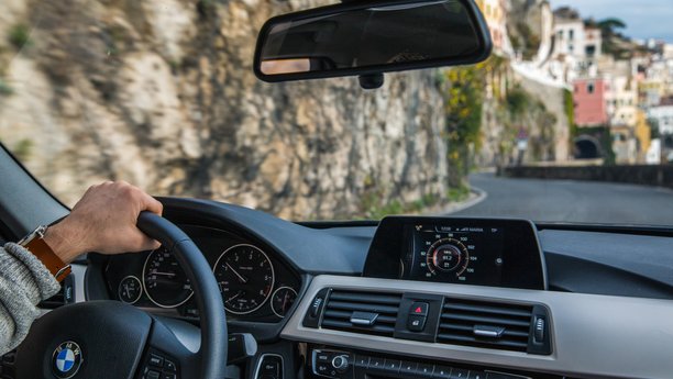 BMW řidič na pobřeží Amalfi v Itálii