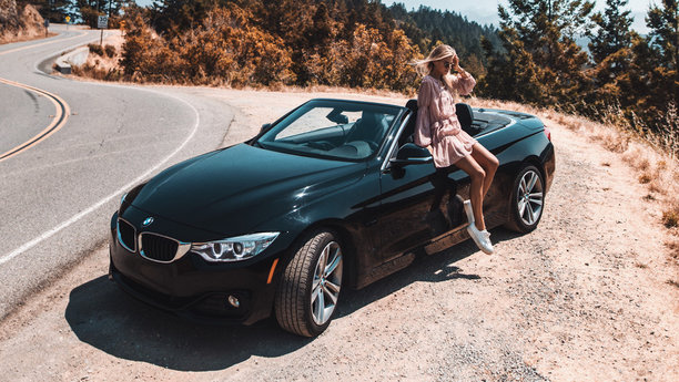 Sixt žena s kabrioletem BMW