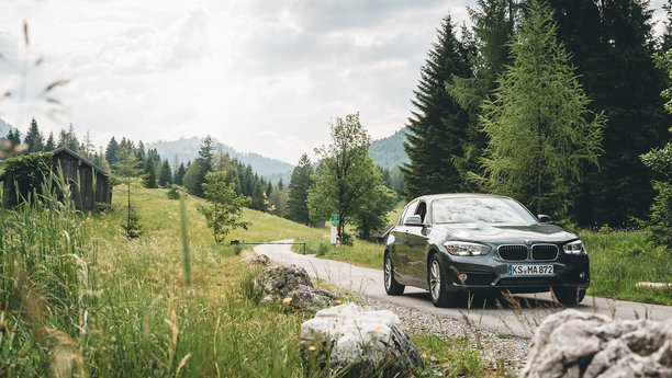 Sixt BMW na silnici v horách