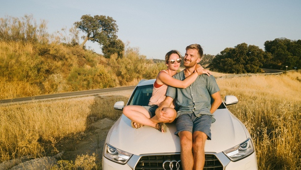 couple-car-road-summer-pisa