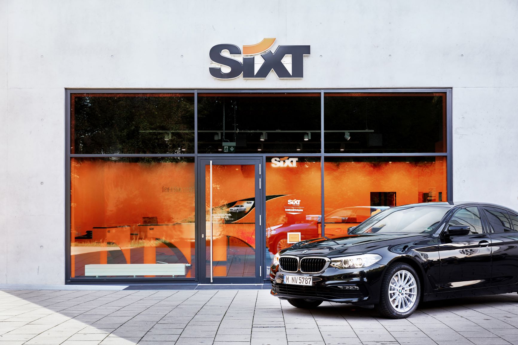 BMW stojící před pobočkou autopůjčovny Sixt