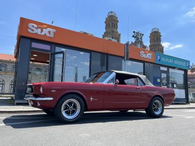Ford Mustang Cabrio před pobočkou Sixt Hlavní nádraží