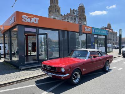 Ford Mustang Cabrio před pobočkou Sixt Hlavní nádraží