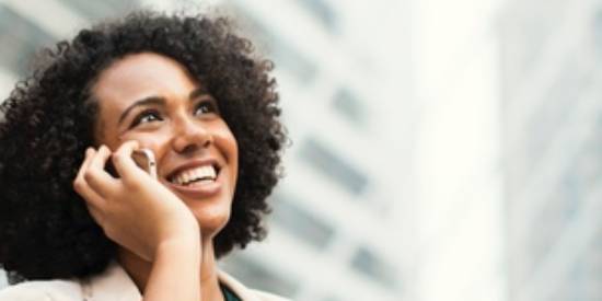 https://www.sixt.cz/User_Files/contenttemplateeditor/659d33ad83476woman-business-phone_1.jpg