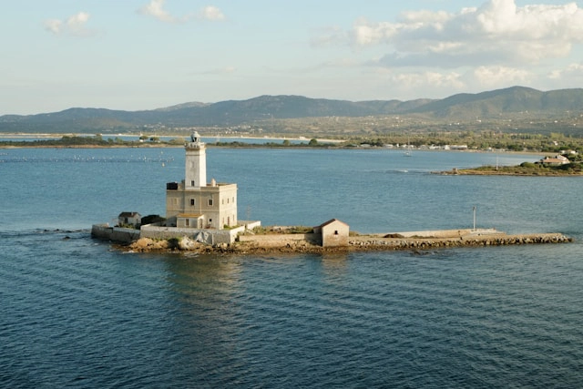 https://www.sixt.cz/User_Files/contenttemplateeditor/682b52329ba53sixt-olbia.webp
